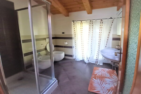 Foto van Marone Appartement met Zwembad - Vakantiehuis in Marone - BathRoom