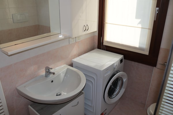Foto van Balkon, uitzicht op het meer, op loopafstand van het centrum van Lazise - BathRoom