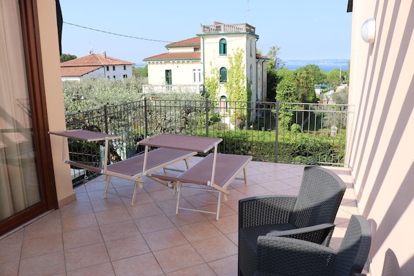 Foto van Balkon, uitzicht op het meer, op loopafstand van het centrum van Lazise - TerraceBalcony