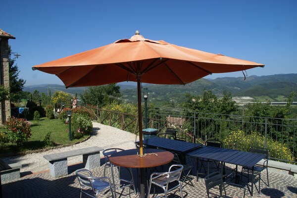 Foto van Vakantiehuis in Montecarelli met Zwembad - Vakantiehuis in Montecarelli - TerraceBalcony