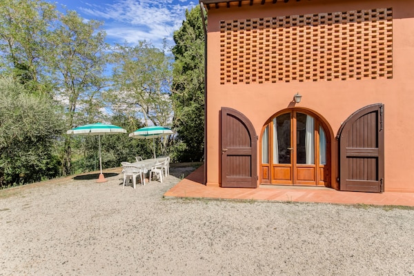 Foto van Huisdiervriendelijke ruimte met zwembad - Vakantiehuis in Gambassi Terme (FI) - HallReception