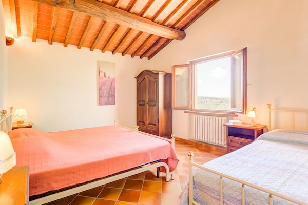 Foto van Huisdiervriendelijke ruimte met zwembad - Vakantiehuis in Gambassi Terme (FI) - LivingRoom