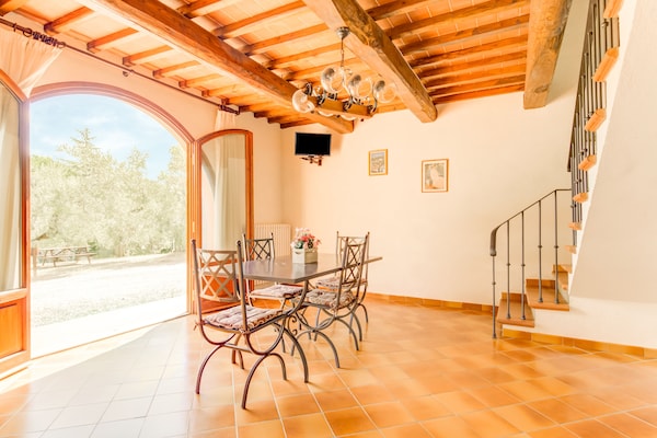 Foto van Huisdiervriendelijke ruimte met zwembad - Vakantiehuis in Gambassi Terme (FI) - DiningRoom