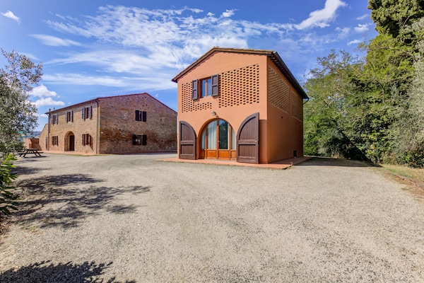 Foto van Huisdiervriendelijke ruimte met zwembad - Vakantiehuis in Gambassi Terme (FI) - ExteriorSummer