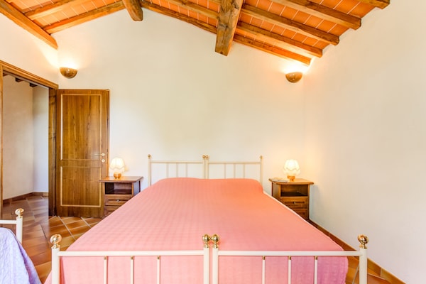 Foto van Huisdiervriendelijke ruimte met zwembad - Vakantiehuis in Gambassi Terme (FI) - BedRoom