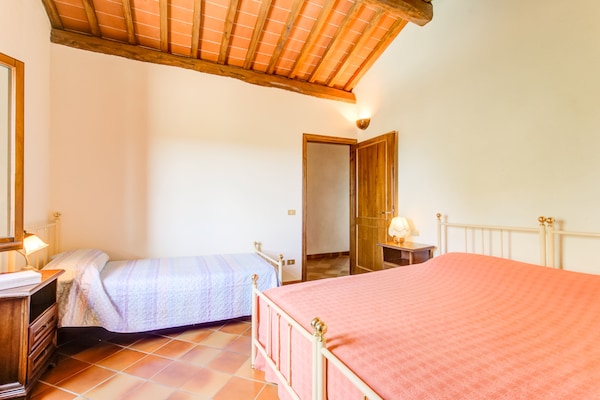 Foto van Huisdiervriendelijke ruimte met zwembad - Vakantiehuis in Gambassi Terme (FI) - BedRoom