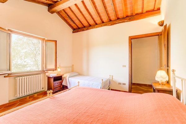 Foto van Huisdiervriendelijke ruimte met zwembad - Vakantiehuis in Gambassi Terme (FI) - BedRoom