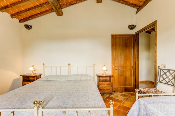 Foto van Huisdiervriendelijke ruimte met zwembad - Vakantiehuis in Gambassi Terme (FI) - BedRoom