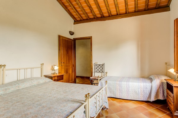 Foto van Huisdiervriendelijke ruimte met zwembad - Vakantiehuis in Gambassi Terme (FI) - BedRoom