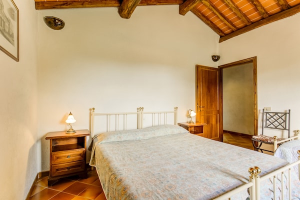 Foto van Huisdiervriendelijke ruimte met zwembad - Vakantiehuis in Gambassi Terme (FI) - BedRoom