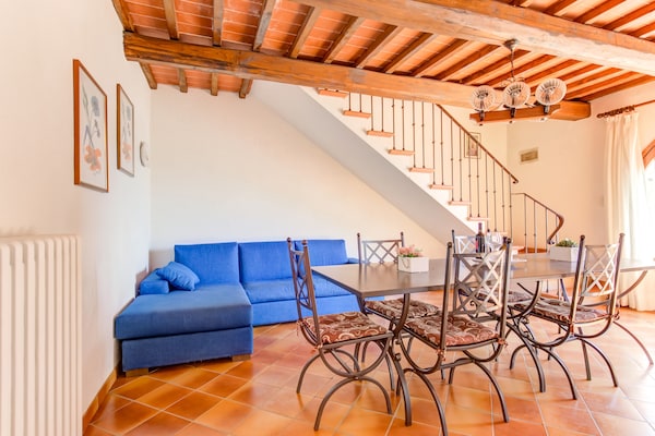 Foto van Huisdiervriendelijke ruimte met zwembad - Vakantiehuis in Gambassi Terme (FI) - LivingRoom