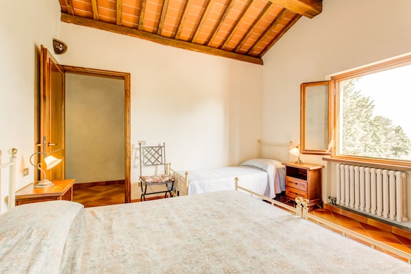 Foto van Huisdiervriendelijke ruimte met zwembad - Vakantiehuis in Gambassi Terme (FI) - BedRoom