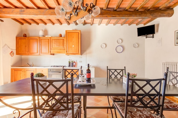 Foto van Huisdiervriendelijke ruimte met zwembad - Vakantiehuis in Gambassi Terme (FI) - DiningRoom