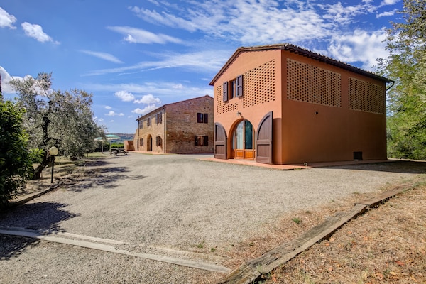 Foto van Huisdiervriendelijke ruimte met zwembad - Vakantiehuis in Gambassi Terme (FI) - ExteriorSummer
