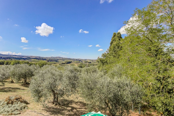 Foto van Huisdiervriendelijke ruimte met zwembad - Vakantiehuis in Gambassi Terme (FI) - ViewSummer