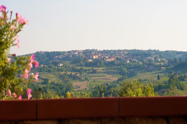 Foto van Huisdiervriendelijke ruimte met zwembad - Vakantiehuis in Gambassi Terme (FI) - ViewSummer