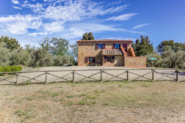 Foto van Huisdiervriendelijke ruimte met zwembad - Vakantiehuis in Gambassi Terme (FI) - ExteriorSummer
