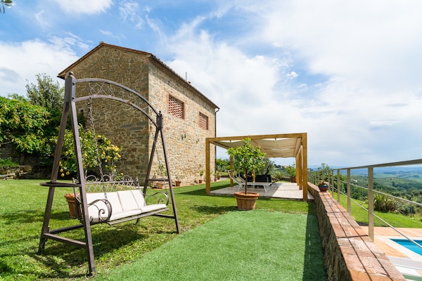 Foto van Boerderij in Vinci met zwembad en Toscaanse uitzichten - GardenSummer