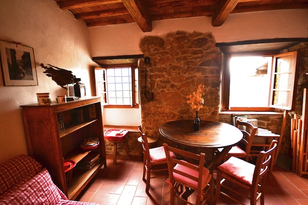 Foto van Cottage in Pescia met zwembad en tuin - Vakantiehuis in San Quirico - Pescia - DiningRoom