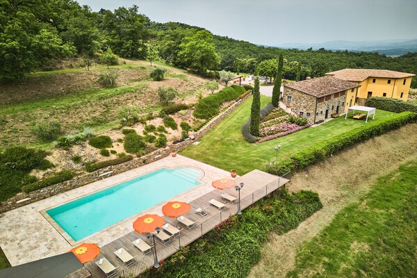 Foto van Boerderij in Chianti met Zwembad en Tuin - Vakantiehuis in Cavriglia - ExteriorSummer