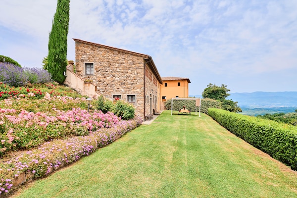 Foto van Boerderij in Chianti met Zwembad en Tuin - Vakantiehuis in Cavriglia - ExteriorSummer