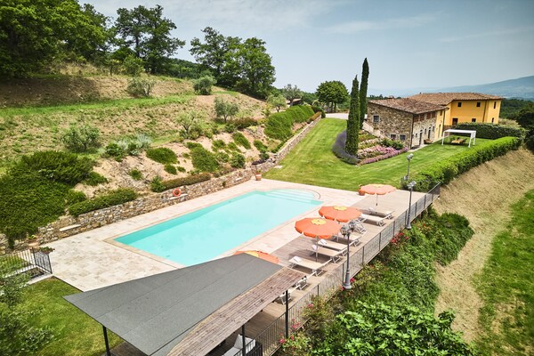 Foto van Boerderij in Chianti met Zwembad en Tuin - Vakantiehuis in Cavriglia - PoolOfHouse