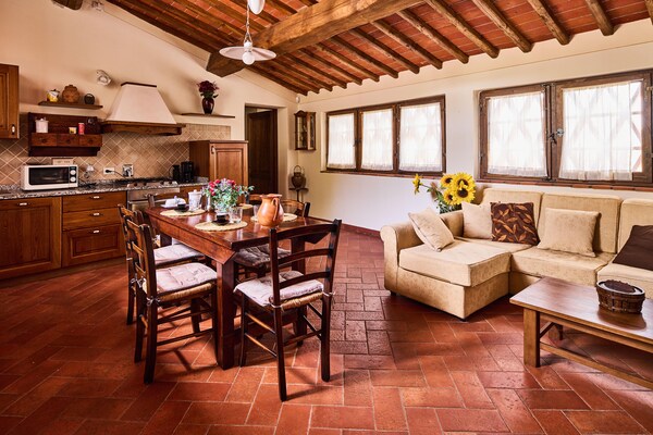 Foto van Boerderij in Chianti met Zwembad en Tuin - Vakantiehuis in Cavriglia - DiningRoom