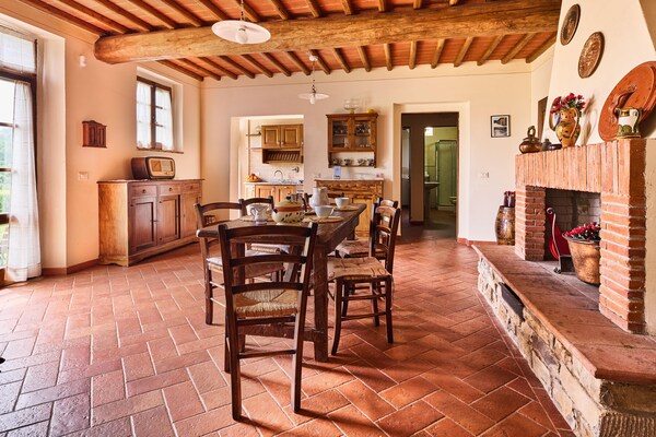 Foto van Boerderij in Chianti met Zwembad en Tuin - Vakantiehuis in Cavriglia - DiningRoom