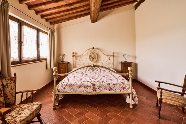Foto van Boerderij in Chianti met Zwembad en Tuin - Vakantiehuis in Cavriglia - BedRoom