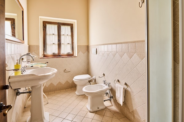 Foto van Boerderij in Chianti met Zwembad en Tuin - Vakantiehuis in Cavriglia - BathRoom