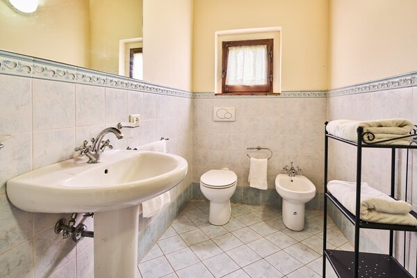 Foto van Boerderij in Chianti met Zwembad en Tuin - Vakantiehuis in Cavriglia - BathRoom