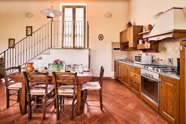 Foto van Boerderij in Chianti met Zwembad en Tuin - Vakantiehuis in Cavriglia - Kitchen