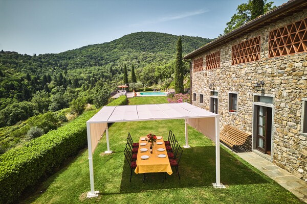 Foto van Boerderij in Chianti met Zwembad en Tuin - Vakantiehuis in Cavriglia - ExteriorSummer