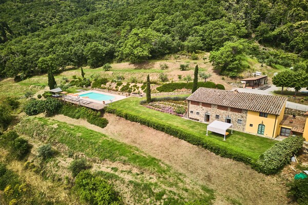 Foto van Boerderij in Chianti met Zwembad en Tuin - Vakantiehuis in Cavriglia - ExteriorSummer