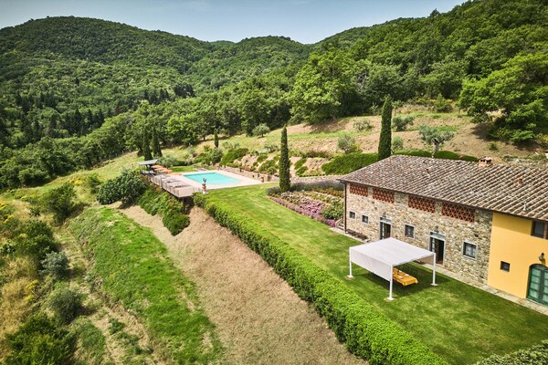 Foto van Boerderij in Chianti met Zwembad en Tuin - Vakantiehuis in Cavriglia - ExteriorSummer