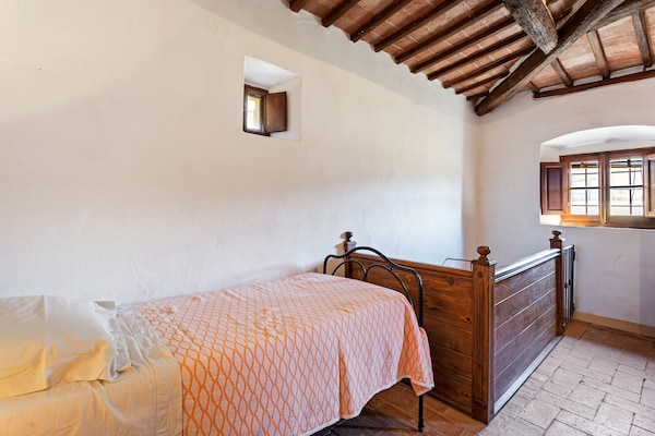 Foto van Elegant vakantiehuis met 2 slaapkamers in Toscane. - BedRoom
