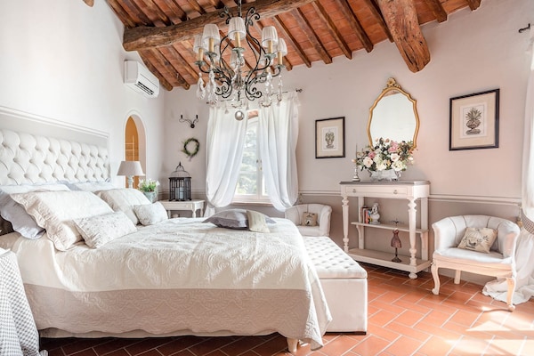 Foto van Boerderij in Toscaanse stijl in Capannori - Vakantiehuis in Capannori - BedRoom