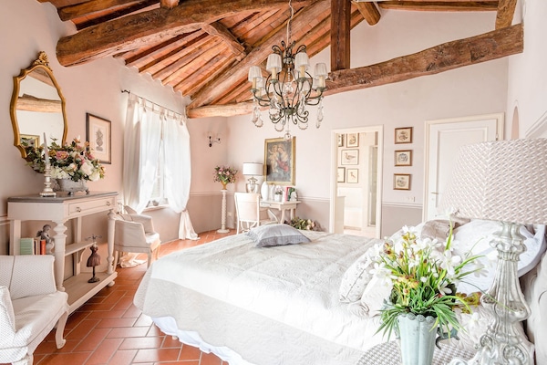 Foto van Boerderij in Toscaanse stijl in Capannori - Vakantiehuis in Capannori - BedRoom