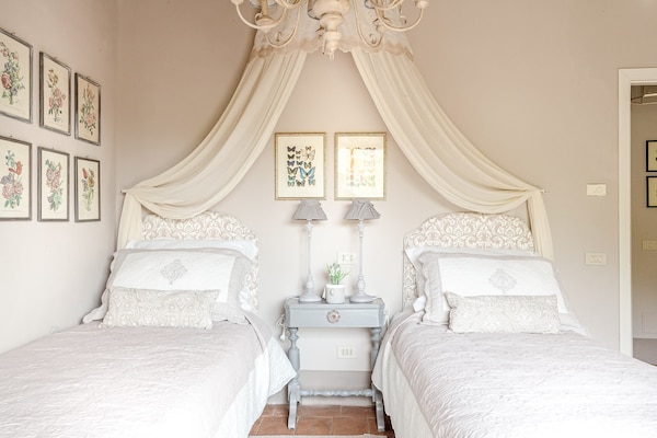 Foto van Boerderij in Toscaanse stijl in Capannori - Vakantiehuis in Capannori - BedRoom