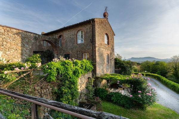 Foto van Boerderij in Toscaanse stijl in Capannori - Vakantiehuis in Capannori - TerraceBalcony