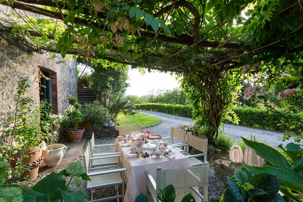 Foto van Boerderij in Toscaanse stijl in Capannori - Vakantiehuis in Capannori - TerraceBalcony