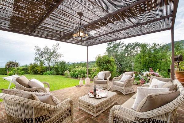 Foto van Boerderij in Toscaanse stijl in Capannori - Vakantiehuis in Capannori - TerraceBalcony