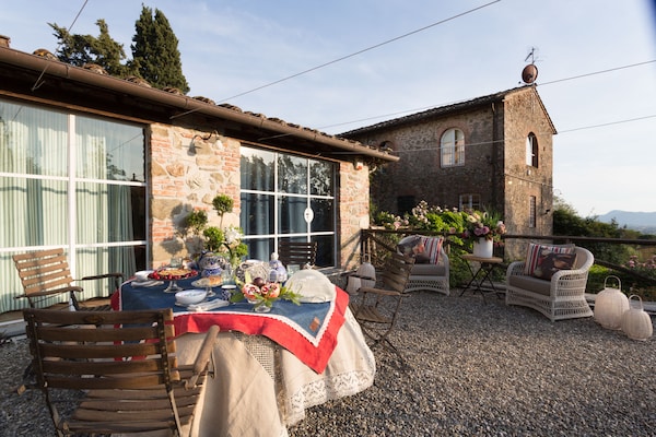 Foto van Boerderij in Toscaanse stijl in Capannori - Vakantiehuis in Capannori - TerraceBalcony