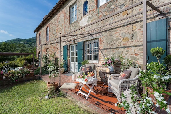 Foto van Boerderij in Toscaanse stijl in Capannori - Vakantiehuis in Capannori - TerraceBalcony