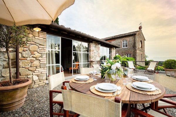 Foto van Boerderij in Toscaanse stijl in Capannori - Vakantiehuis in Capannori - TerraceBalcony