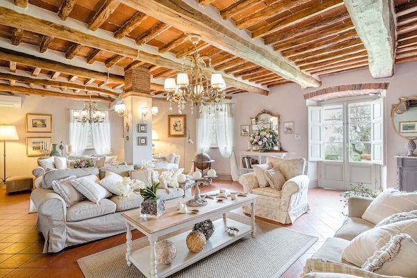 Foto van Boerderij in Toscaanse stijl in Capannori - Vakantiehuis in Capannori - LivingRoom