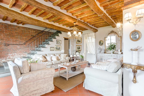 Foto van Boerderij in Toscaanse stijl in Capannori - Vakantiehuis in Capannori - LivingRoom