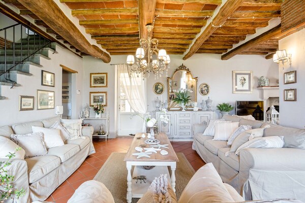 Foto van Boerderij in Toscaanse stijl in Capannori - Vakantiehuis in Capannori - LivingRoom