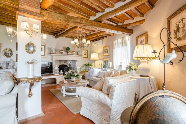 Foto van Boerderij in Toscaanse stijl in Capannori - Vakantiehuis in Capannori - LivingRoom