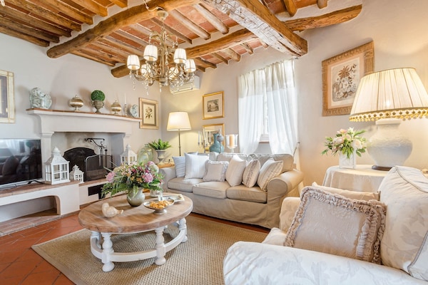 Foto van Boerderij in Toscaanse stijl in Capannori - Vakantiehuis in Capannori - LivingRoom